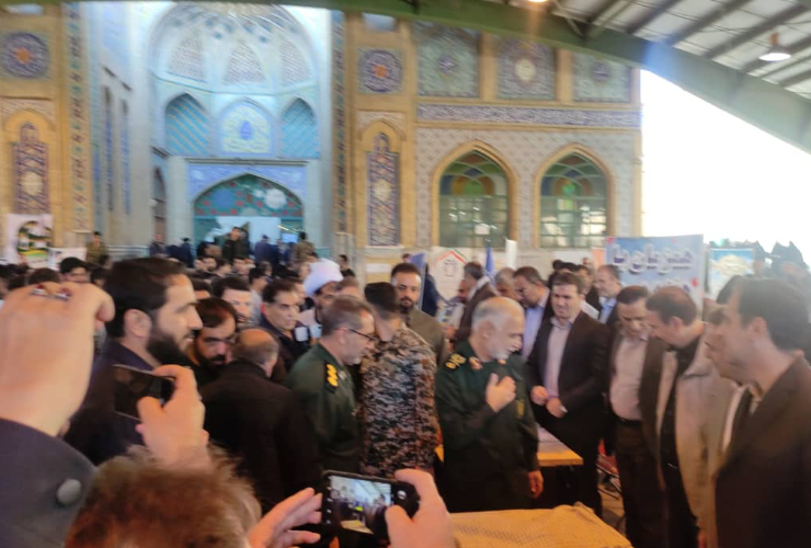برپایی میز خدمت شهرداری کرمانشاه در مسجد جامع 
