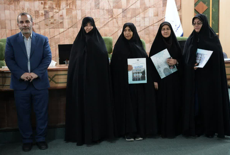 در مراسم آیین اختتامیه کنگره بانوان تاثیر گذار استان کرمانشاه با حضور استاندار صورت گرفت:  تجلیل از مشاور امور بانوان شهرداری کرمانشاه 
